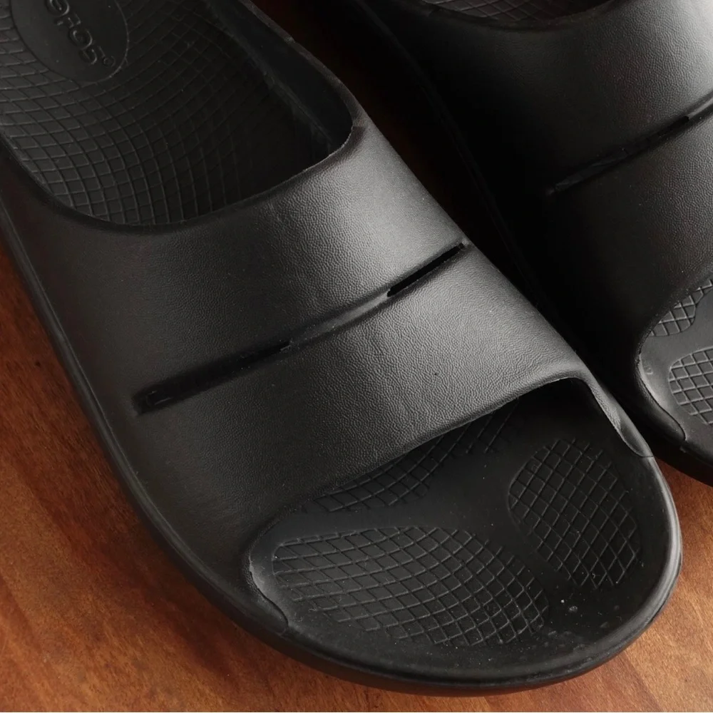 Oofos Sandals Mens Size 10 Women 12 Black OOahh Slide Recovery Comfort Shoes
